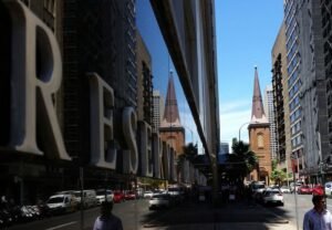 Australia’s central bank maintains interest rates, alerting to significant global risks.