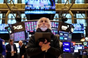 Wall Street Starts Off in the Red as Trump Tariffs Approach