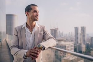 Bitcoin Diverges? Cryptocurrency Rises as Gold Stalls Amid Trade Ambiguity