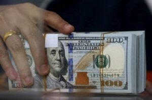 Dollar Faces Renewed Pressure as Safe Havens Excel