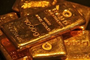 Dollar Weakens and Gold Surges Amid Rising US-China Trade Tensions