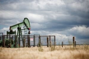 Oil Plummets 7% to Three-Year Low Amid China’s Tariffs