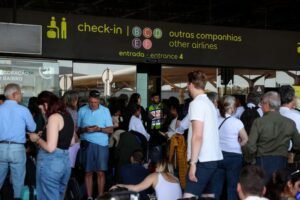 Portugal rebounds from power outage, reports government.