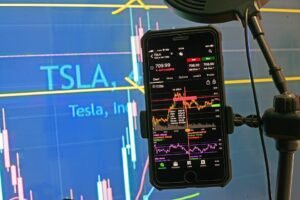 Stocks with the Largest Pre-Market Movements: AAPL, BA, JPM