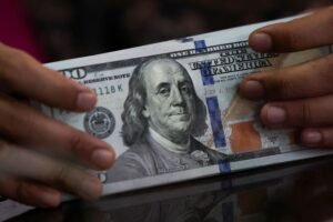 Dollar Strengthens as T-Note Yields Rise Following Hawkish US Jobs Data