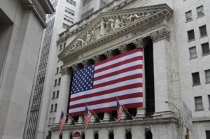 U.S. Stock Futures and Bond Yields Decline Following Reports of Putin’s Revised Nuclear Policy