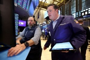 Wall Street Drops at Opening as US Economy Shrinks in First Quarter