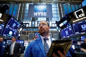 US Stock Futures Dip Following Quarterly Decline on Wall Street Amid Imminent Trump Tariffs
