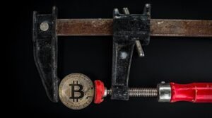 Bitcoin Experiences Unusual 3,100% Liquidation Disparity During Hourly Market Crash