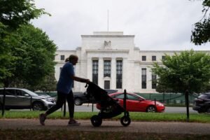 Fed Keeps Interest Rates Unchanged, Warns of Increasing Threats from Inflation and Unemployment