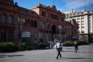 Fitch Raises Argentina’s Rating Due to IMF Assistance and Currency Reforms