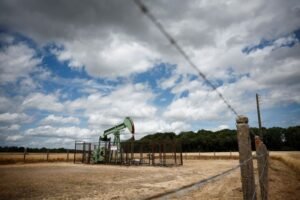 Oil prices remain stable before US-China trade negotiations.