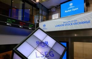 UK’s FTSE 100 Ends Nearly Unchanged as Losses in Staples and Healthcare Outweigh Energy Gains